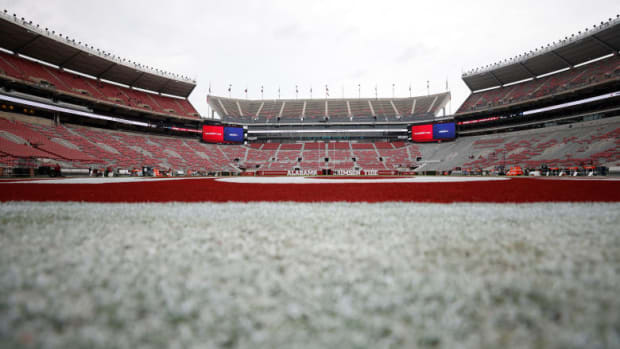 100221_mfb_bryantdenny_olemiss_jh7018